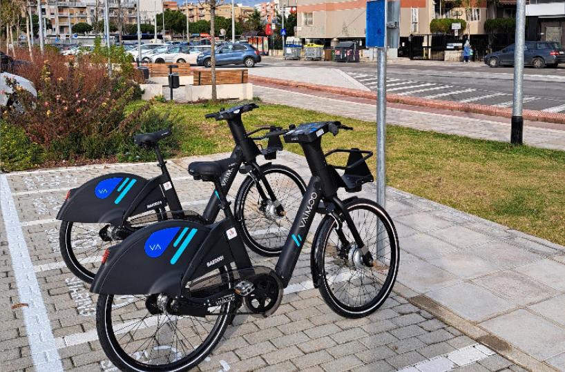 Primo giorno di bike sharing a Bari: partenza lenta, multe per le auto sulle strisce
