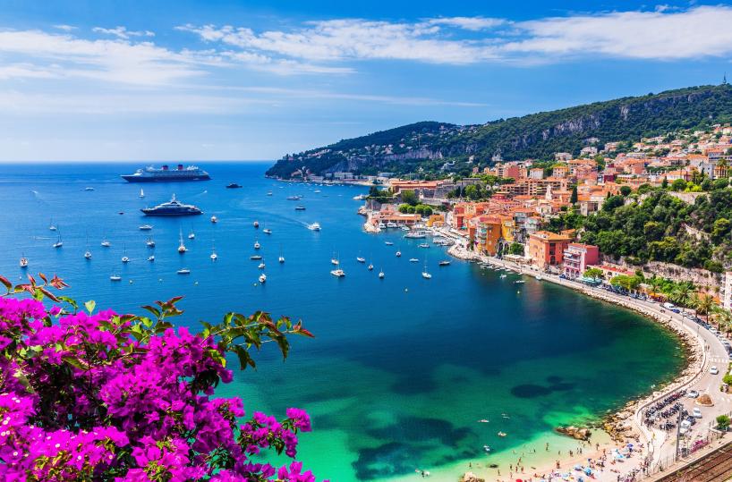 Quei seni al vento in Costa Azzurra