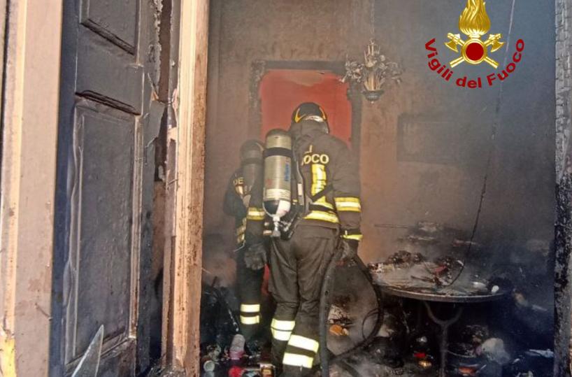 Squinzano, appartamento divorato dalle fiamme: il proprietario non era in casa