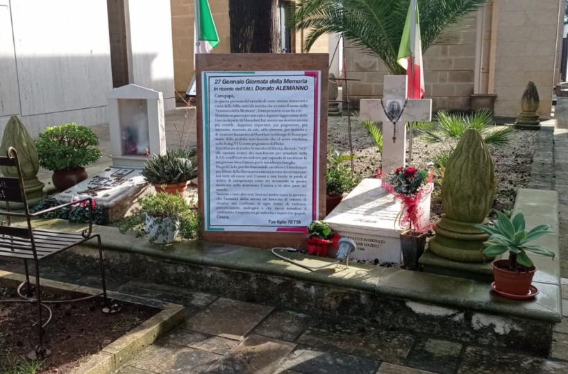 Alessano, mette al cimitero manifesto in memoria del padre morto nel lager, il Comune lo rimuove
