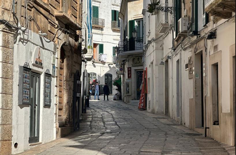Ostuni e la destagionalizzazione : il problema di molti esercizi chiusi nel centro storico
