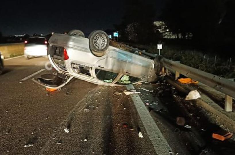 Giallo nel Salento, auto si ribalta sulla Lecce-Brindisi ma al volante non c'è nessuno