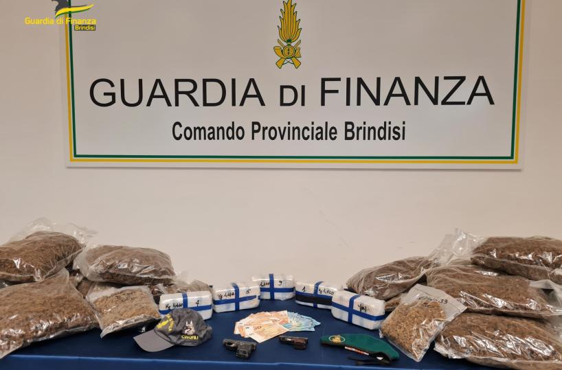 Oria, nell'ex officina chili di eroina, marijuana e cocaina, e una pistola: arrestato il proprietario