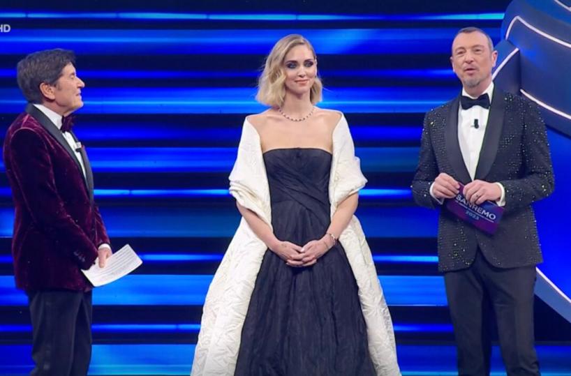 Sanremo 2023, «Pensati libera»: così Chiara Ferragni debutta al Festival