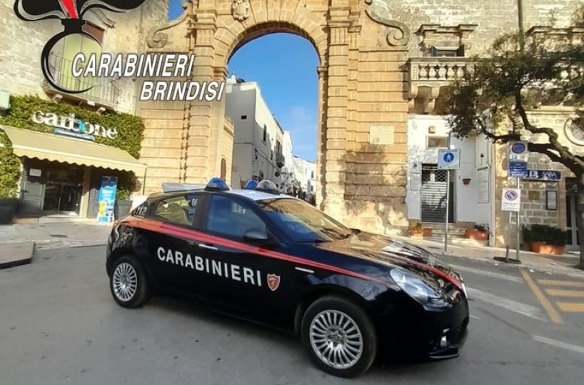 Oria, perseguita e molesta donne, arrivando a danneggiare auto: arrestato 