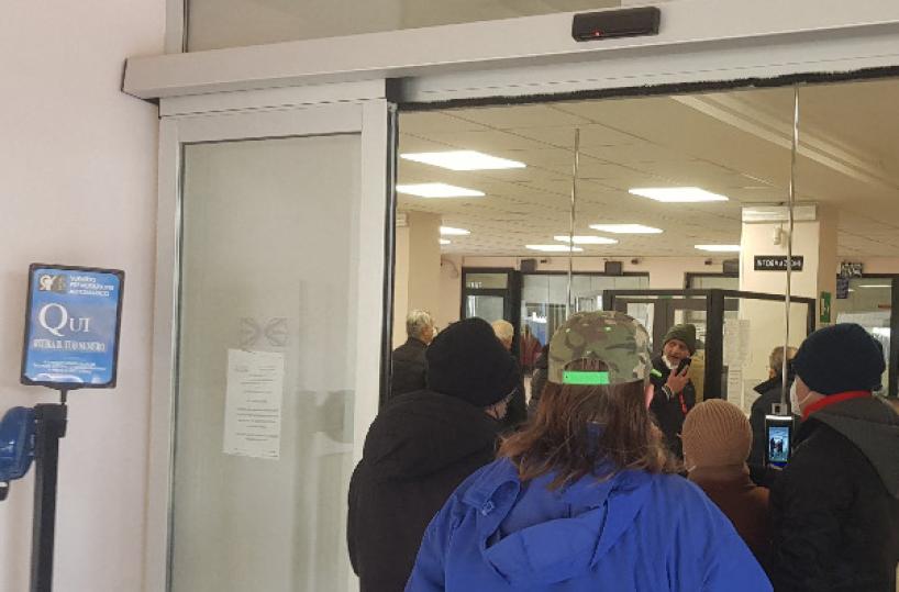 Brindisi, al Cup niente numeratore e personale ridotto: lunghe file sino all’esterno