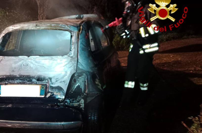 Auto in fiamme mentre percorreva la Sp Galatina -Copertino, salvi la donna alla guida e i due figli 