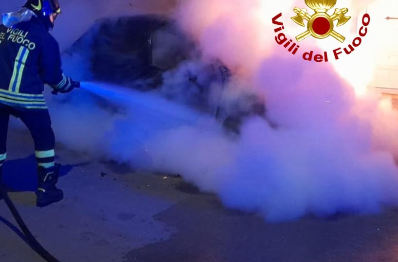 Due auto in fiamme nel Salento: una a Surbo e l'altro a Squinzano 