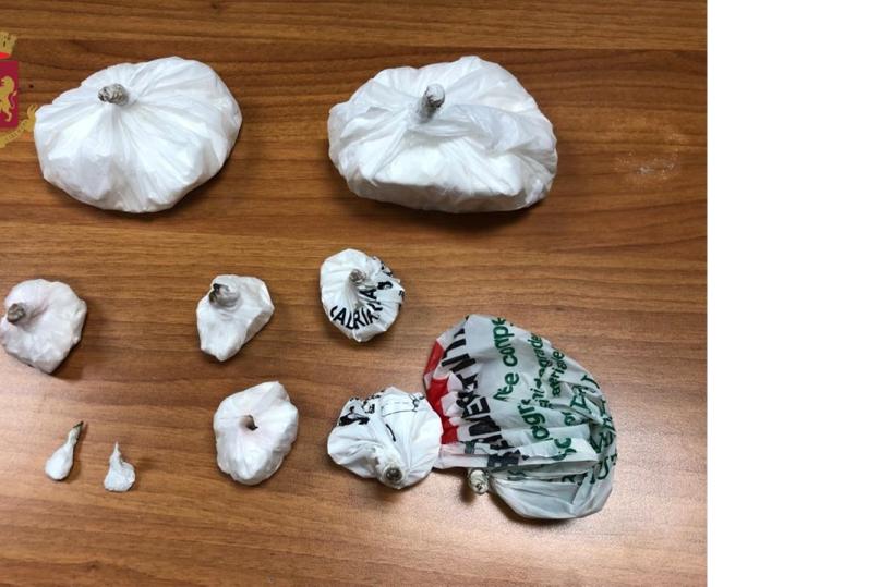 Taranto, in auto nascondeva mezzo chilo di cocaina: arrestato dalla Polizia di Stato