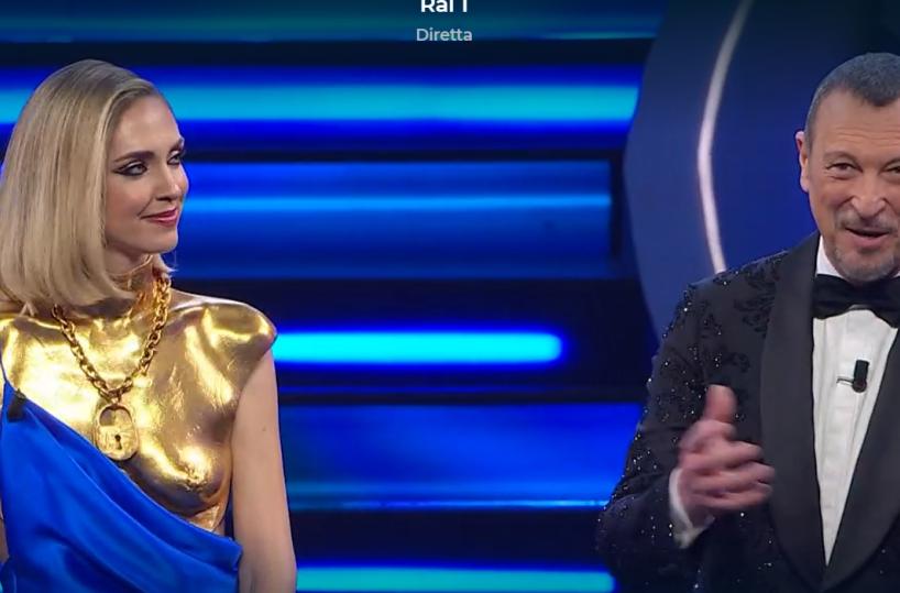 Chiara Ferragni sul palco dell'Ariston con un top scultura dal seno d'oro