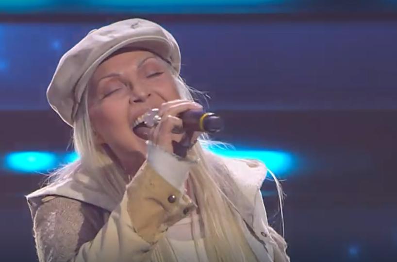 La voce della barese Anna Oxa sveglia l'Ariston con «Un'emozione da poco»