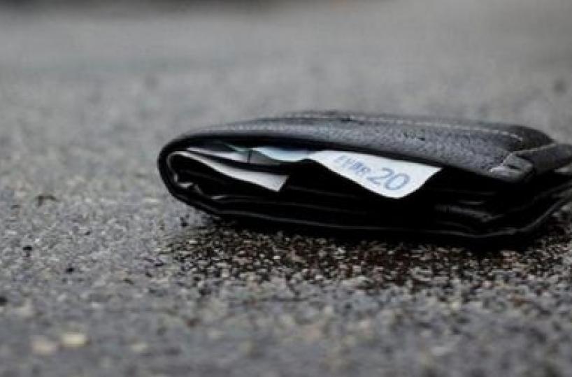 Conversano, coppia trova un borsello sul marciapiede con 900 euro e documenti: restituito all'anziana proprietaria