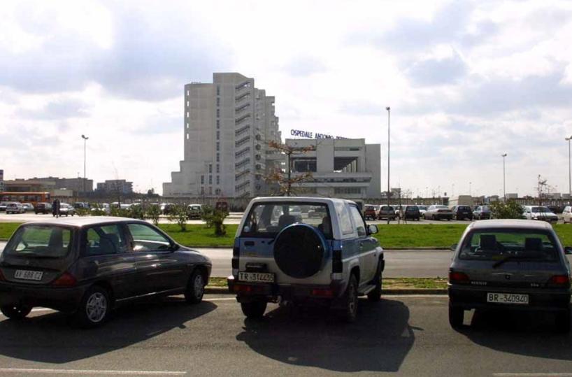 Il parcheggio dell'ospedale Perrino di Brindisi