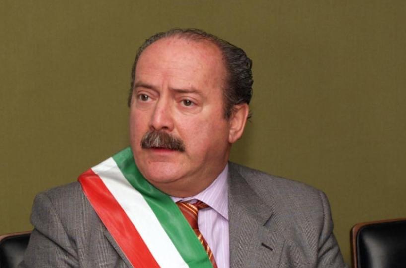 Gallipoli, oltre un miliardo di lire donato al nipote: l’ex senatore Barba vuole tutto indietro 