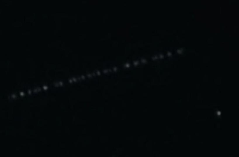 Puntini luminosi nel cielo nessun Ufo, solo dei... satelliti: il video 