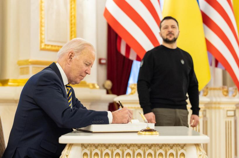 Ucraina, Joe Biden a sorpresa a Kiev insieme a Zelensky a quasi un anno dall'invasione russa