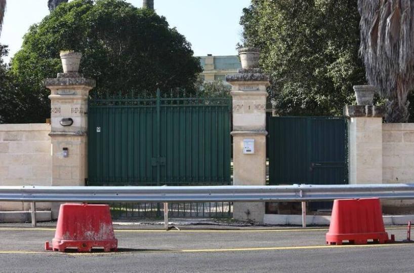 Villa Convento, guardrail blocca l'ingresso in casa: famiglia non può più entrare