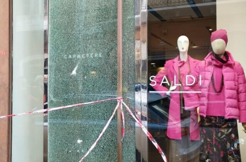 Bari, notte di spaccate in centro: nel mirino 4 negozi di via Dante, Corso Cavour e via Argiro