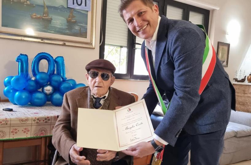 Bari, nonno Angelo spegnere 101 candeline e non sentirle