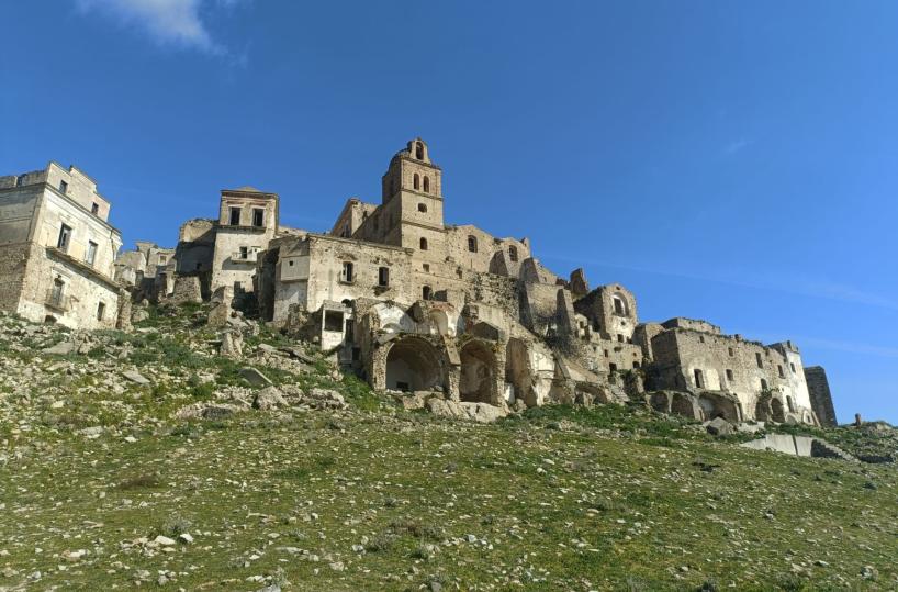 Basilicata, dopo due anni di chiusura i turisti potranno tornare a Craco, paese «fantasma»