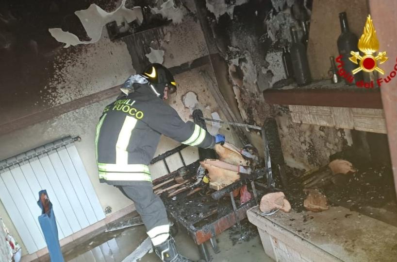 Torre Santa Susanna, fiamme divampano dalla cucina: nessun ferito