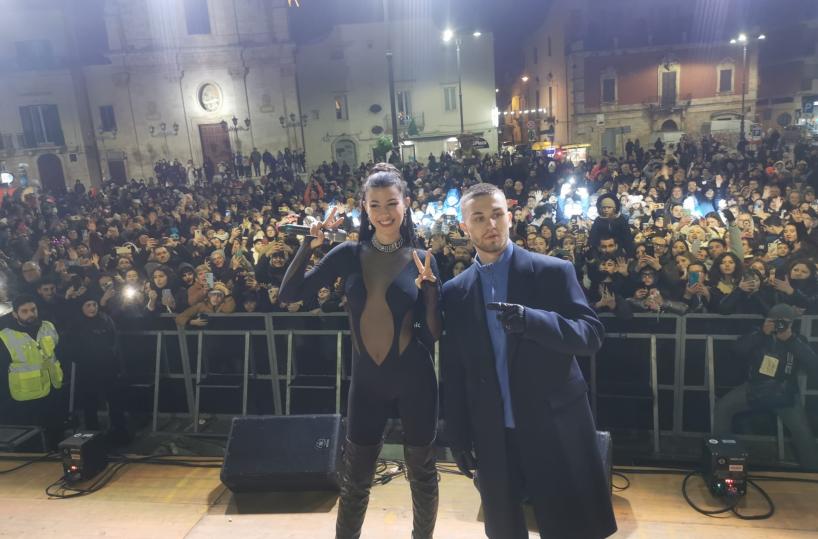 Pentolaccia a Casamassima, boom di fan per la star di Mare Fuori e Ginevra Lamborghini