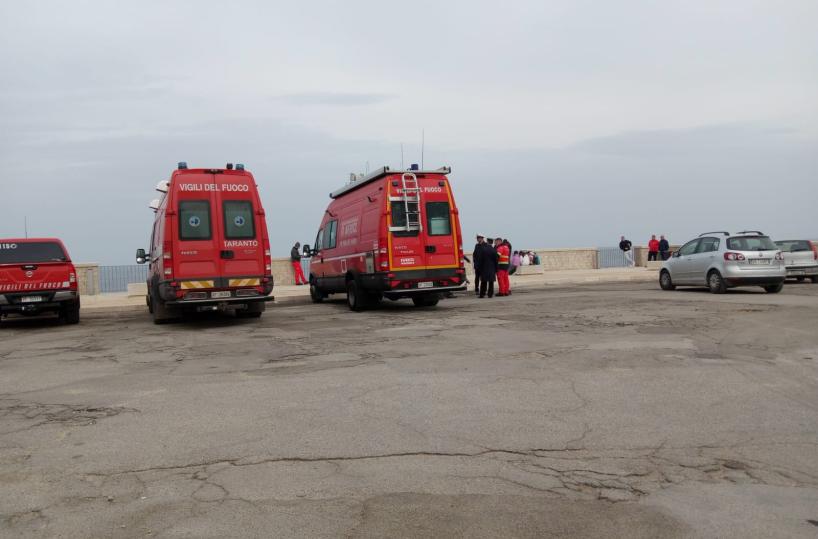 Polignano, adulto e bambino scomparsi: i vestiti trovati sulla terrazza che dà su scogliera a strapiombo sul mare