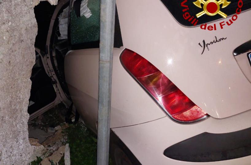 Lecce, perde il controllo dell'auto e sfonda un muro di cinta: ferita una donna