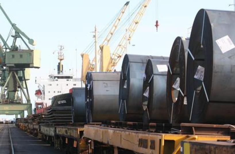Ex Ilva di Taranto,  nel porto cede il braccio di una gru: nessun ferito