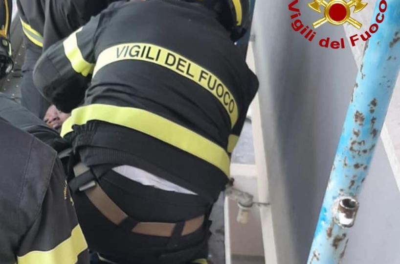 Monteroni, minaccia di buttarsi nel vuoto da un'impalcatura: 33enne salvata dai vigili del fuoco