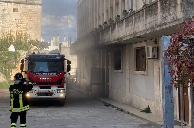 Ostuni, fiamme nella palestra della scuola San Carlo Borromeo