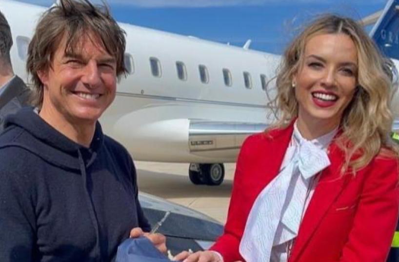 Tom Cruise ritorna in aeroporto di Bari, saluta la Puglia e vola via