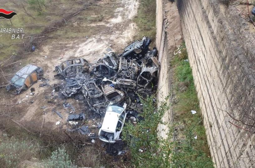 Scoperti mentre stavano smontando un'auto rubata, due arresti nella Bat