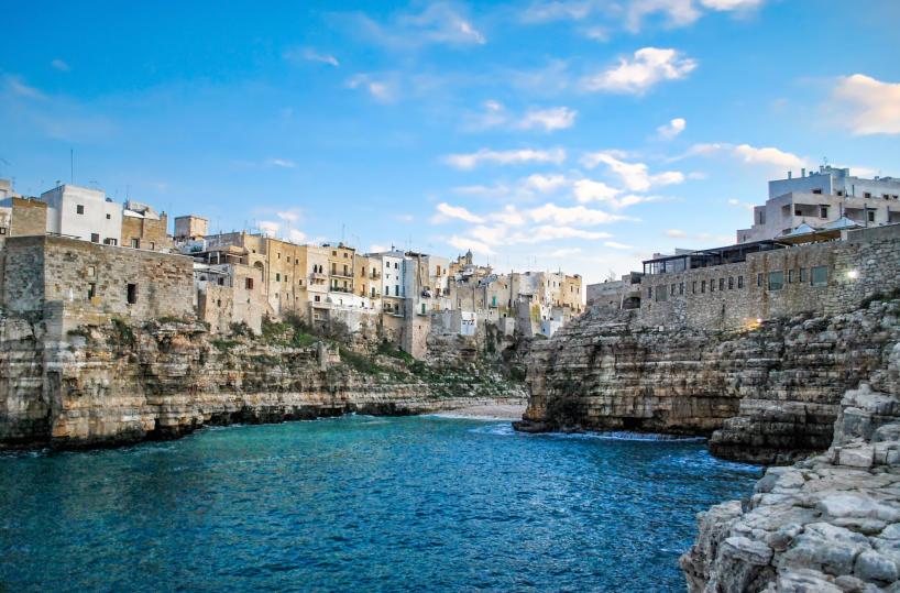 Polignano a Mare finisce su Forbes e diventa la «gemma di Puglia»
