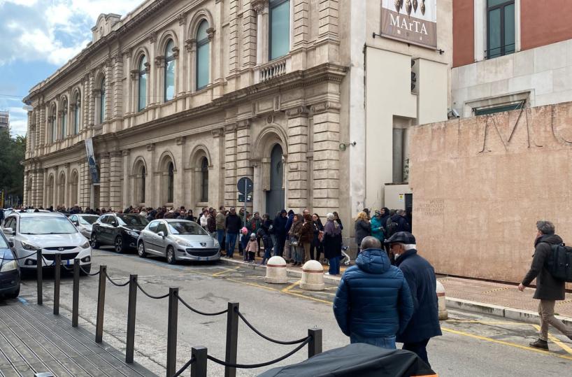 Taranto, tanti visitatori in fila per entrare al museo «Marta»