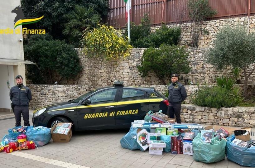 Barletta, articoli di Carnevale, giocattoli e accessori pericolosi: la GdF ne sequestra 12mila