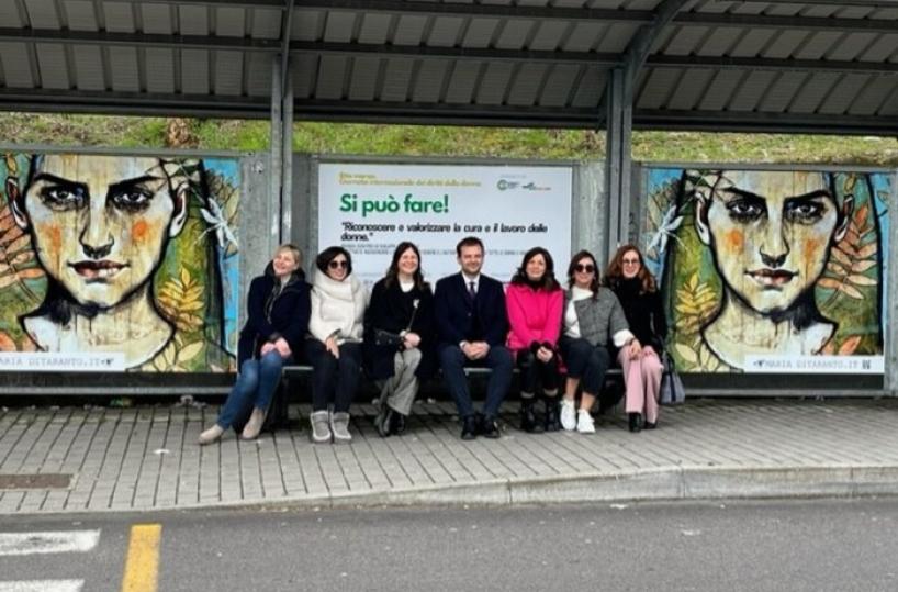 8 marzo: a Potenza ritratti di donne alle pensiline dei bus