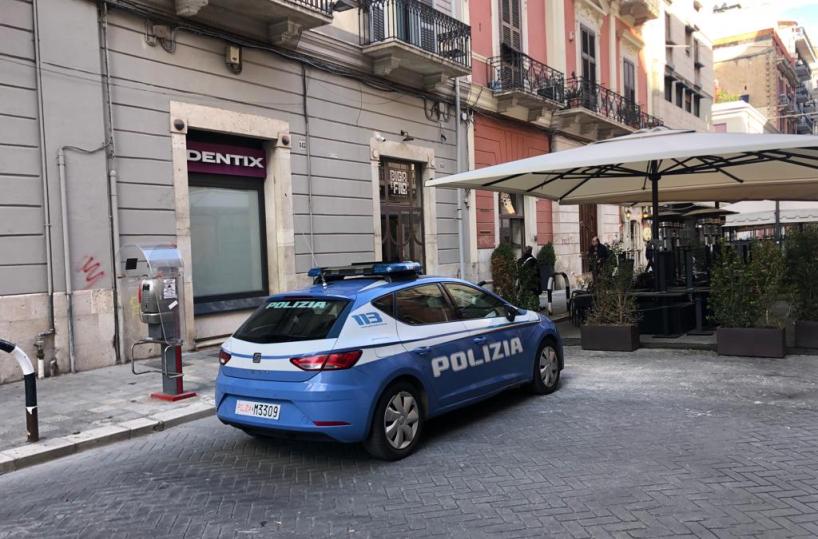 Bari, rompono vetrina con un masso e scappano con cassa e tablet: ennesimo furto in centro