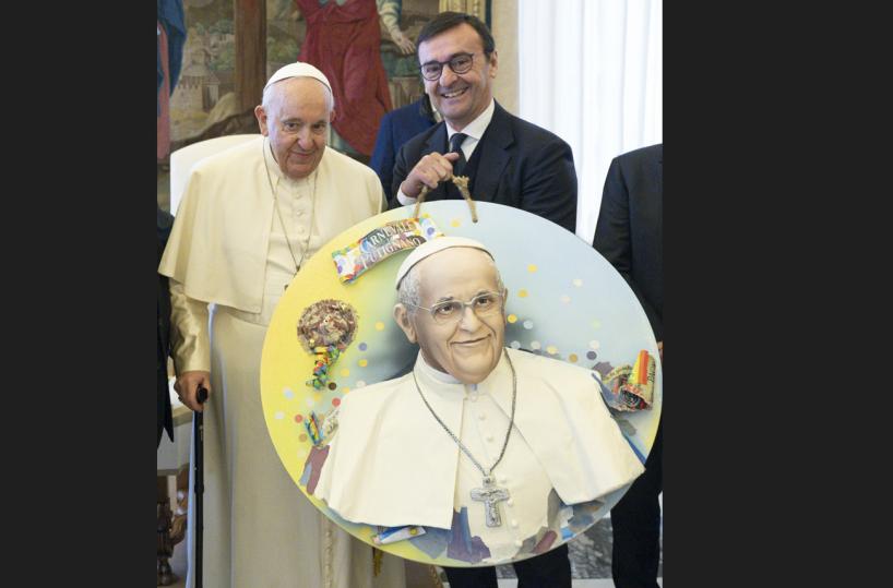Ritratto di Papa Francesco in cartapesta: il dono dalla Fondazione Carnevale di Putignano