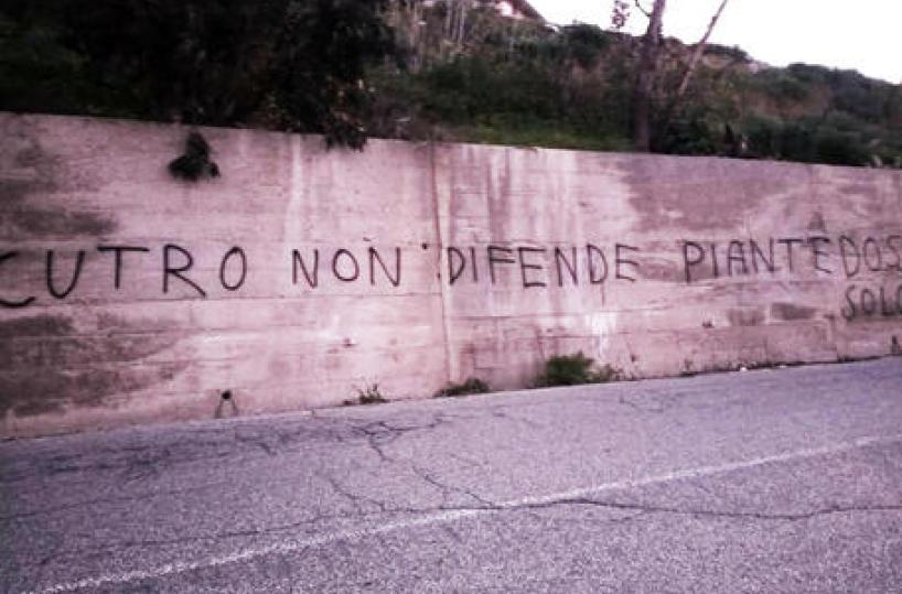 Consiglio dei Ministri a Cutro: scritte contro Piantedosi