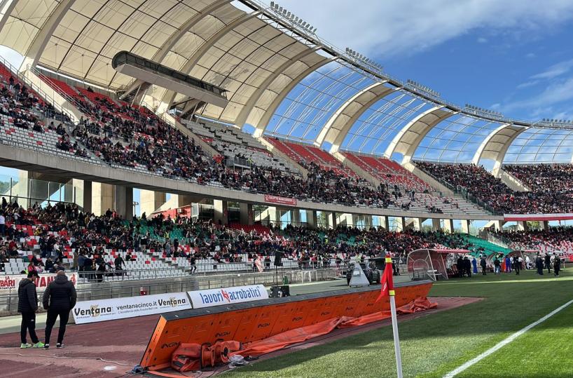 Bari-Frosinone, al San Nicola è assalto alla capolista: quasi in 50mila per il match