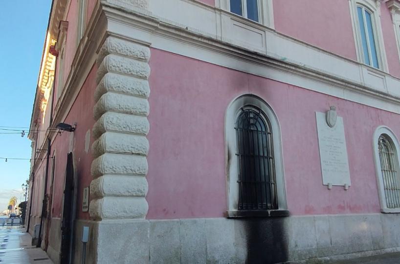 Margherita di Savoia, incendiata la finestra dell’ex municipio