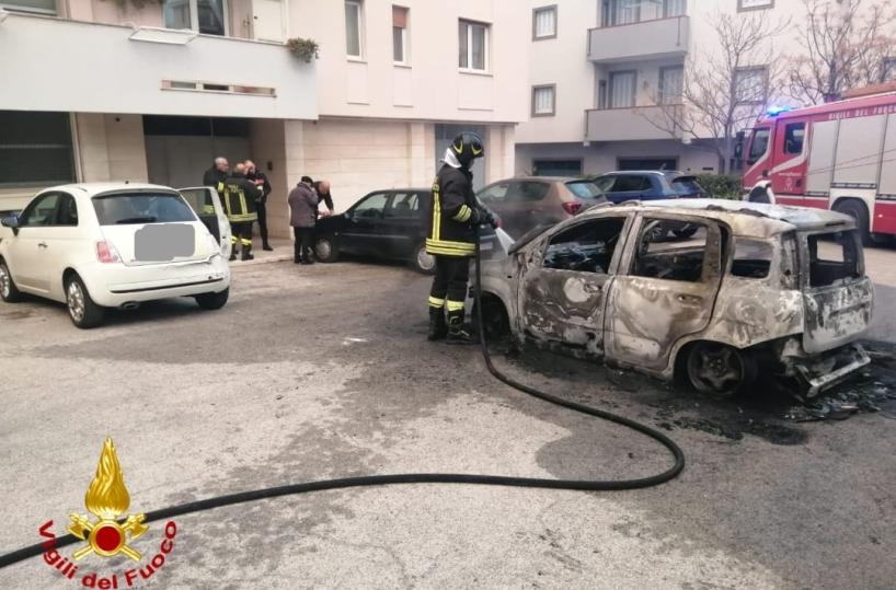 Incendio in un parcheggio condominiale nel Brindisino, auto distrutta dalle fiamme