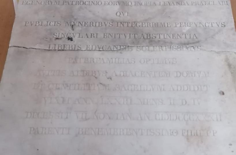 Bitonto, lastra funebre del 1800 abbandonata tra i rifiuti: sarà custodita dal Centro Ricerche