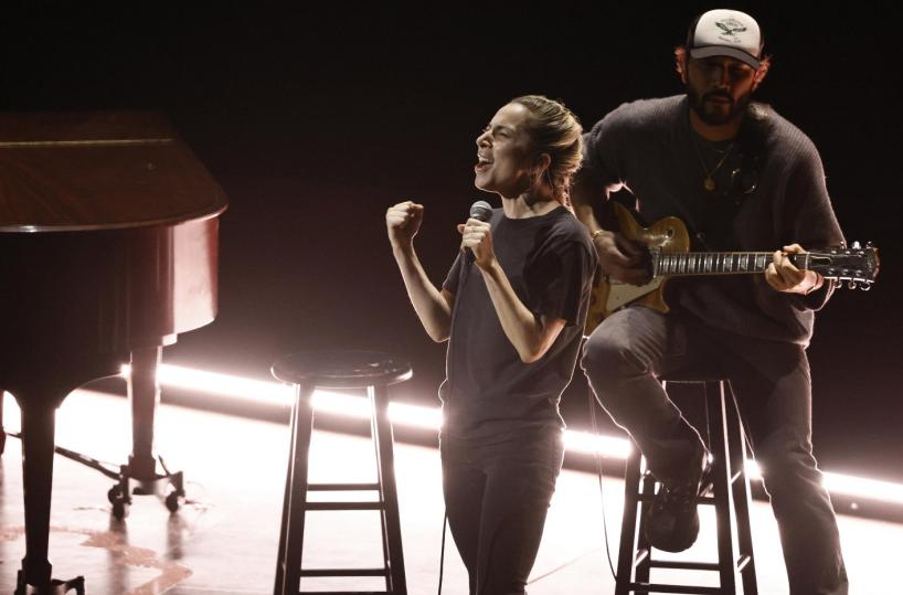 Oscar, Lady Gaga si esibisce a sorpresa, la performance in jeans e maglietta è da standing ovation