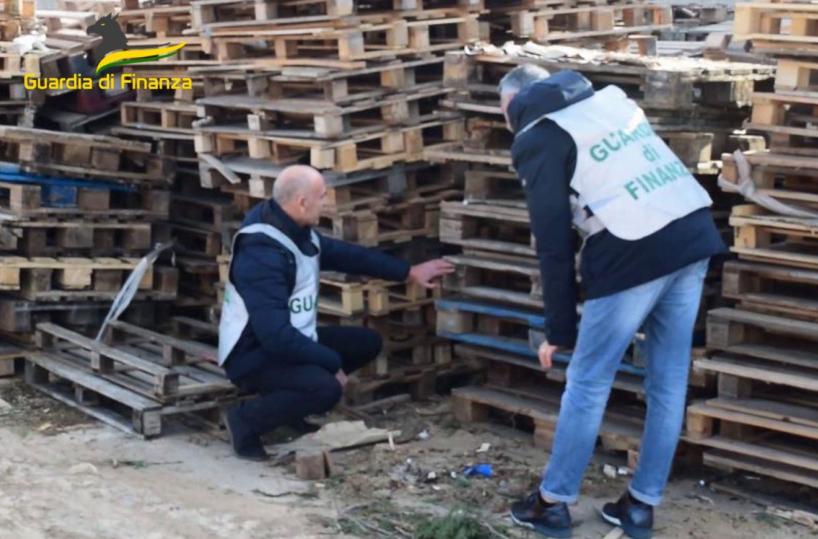Monopoli, maxifrode nella vendita di pallet: 7 società coinvolte, giro da 26,5 milioni