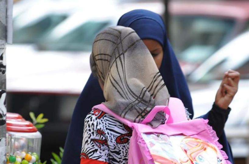 Lecce, impediva alla figlia 12enne di indossare jeans e top: indagato