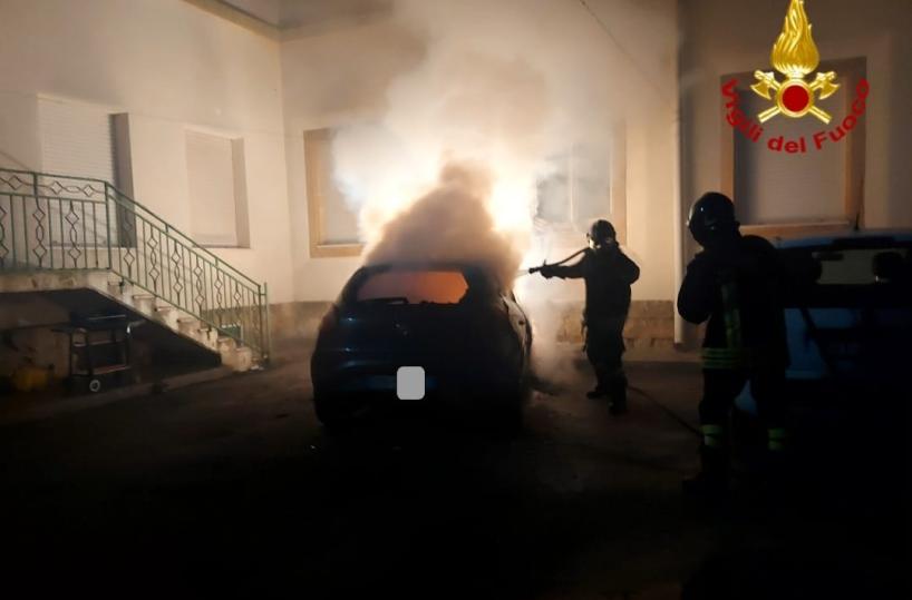 Mesagne, auto a fuoco nella notte, danneggiate anche tapparelle di un asilo