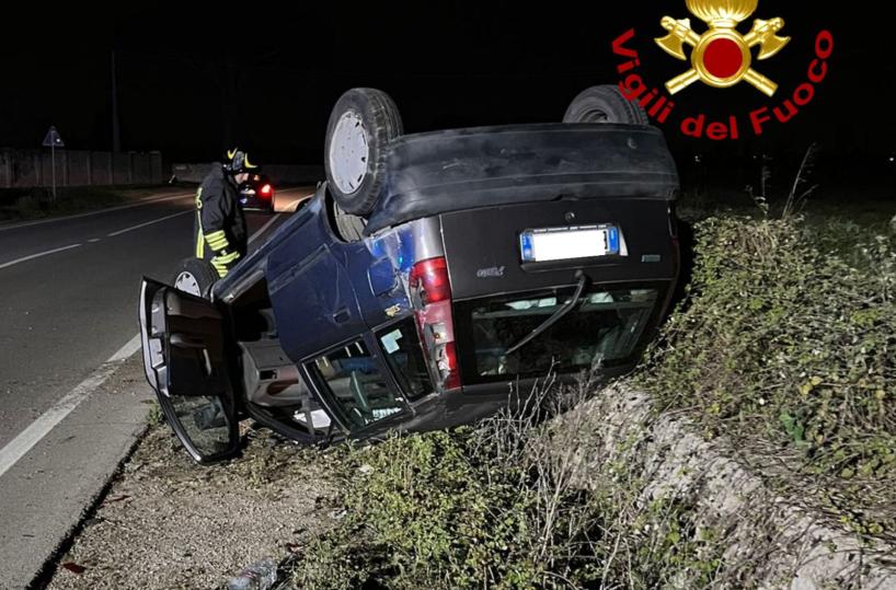La Fiat Punto si cappotta sulla Lecce-San Pietro in Lama: tre ragazzi feriti