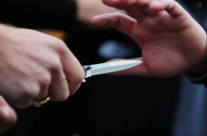 Lecce, 50enne armato di coltello ruba la moto a 18enne davanti al liceo 
